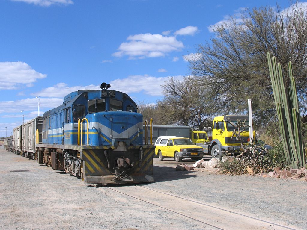 207 mit Gterzug Gobabis-Windhoek auf Bahnhof Gobabis am 7-7-2010.