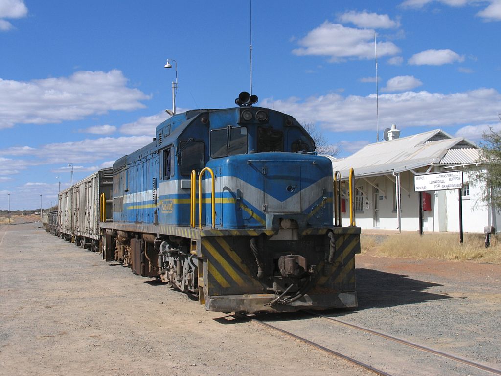 207 mit Gterzug Gobabis-Windhoek auf Bahnhof Gobabis am 7-7-2010.