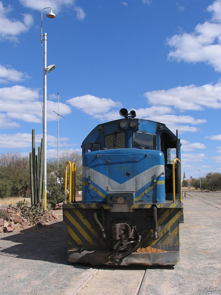 207 mit Gterzug Windhoek-Gobabis auf Bahnhof Gobabis am 7-7-2010.