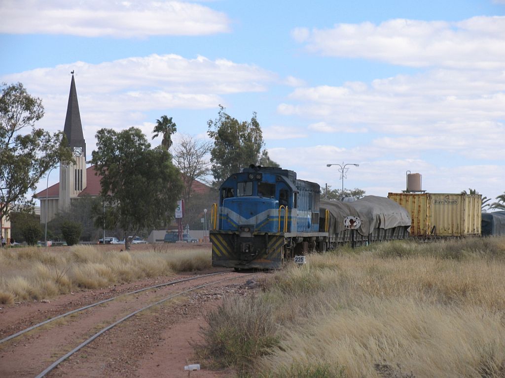 207 mit Gterzug Windhoek-Gobabis in Gobabis am 7-7-2010.