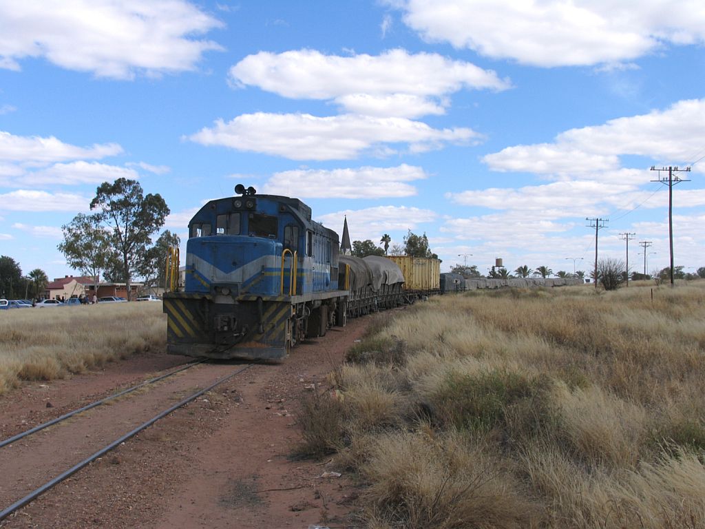 207 mit Gterzug Windhoek-Gobabis in Gobabis am 7-7-2010.