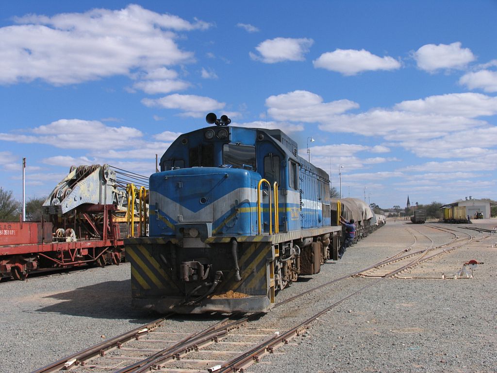 207 whrend rangierarbeiten mit Gterwagens auf Bahnhof Gobabis am 7-7-2010.