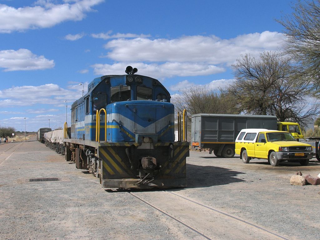 207 whrend rangierarbeiten mit Gterwagens auf Bahnhof Gobabis am 7-7-2010.