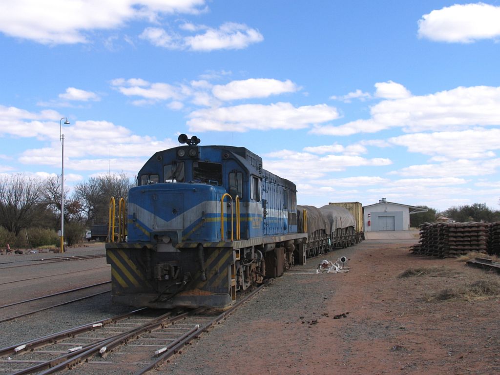207 whrend rangierarbeiten mit Gterwagens auf Bahnhof Gobabis am 7-7-2010.