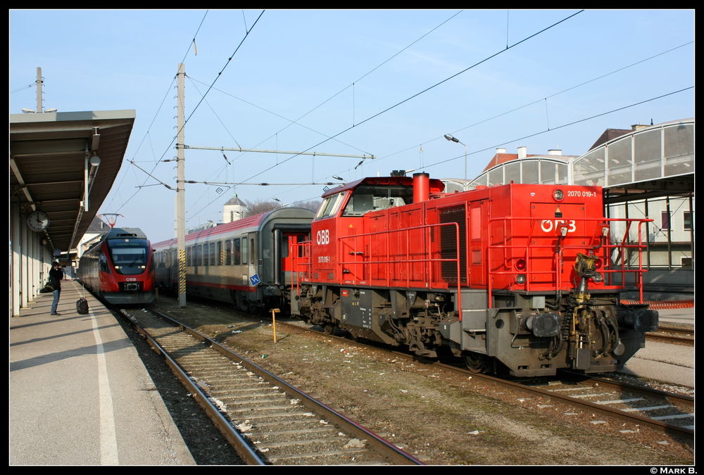 2070 019 war am 05.03.11 abgestellt im Bahnhof Attnang Puchheim. Daneben sehen wir einen 4024 als REX nach Stainach Irdning.
