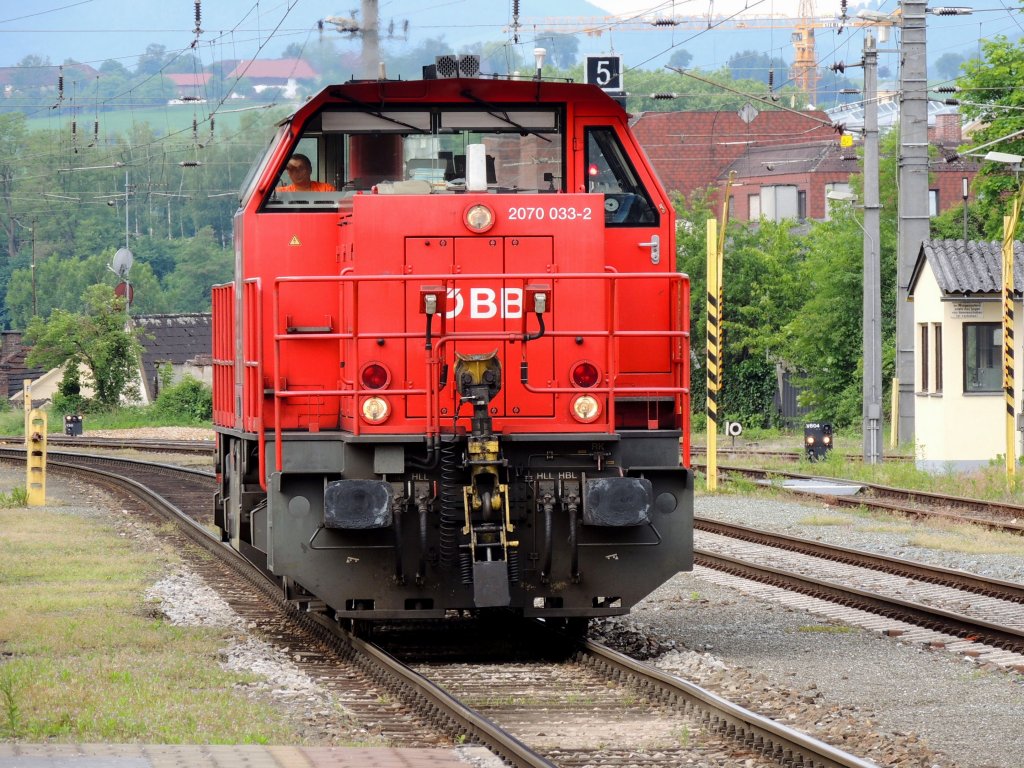 2070 033-2 durchf�hrt den Bahnhof Steyr; 120606
