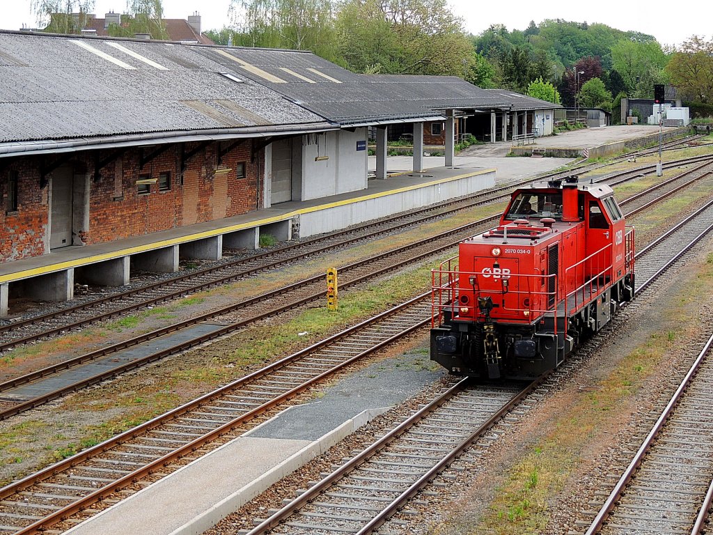 2070 034-0 durchfhrt als Lokzug Bhf. Ried Richtung Braunau;120506