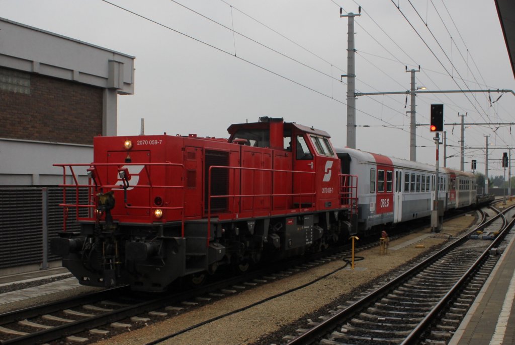 2070 059 auf Verschubfahrt mit einem Tunnelrettungszug im Bahnhof St Plten Hauptbahnhof; am 14.04.2012