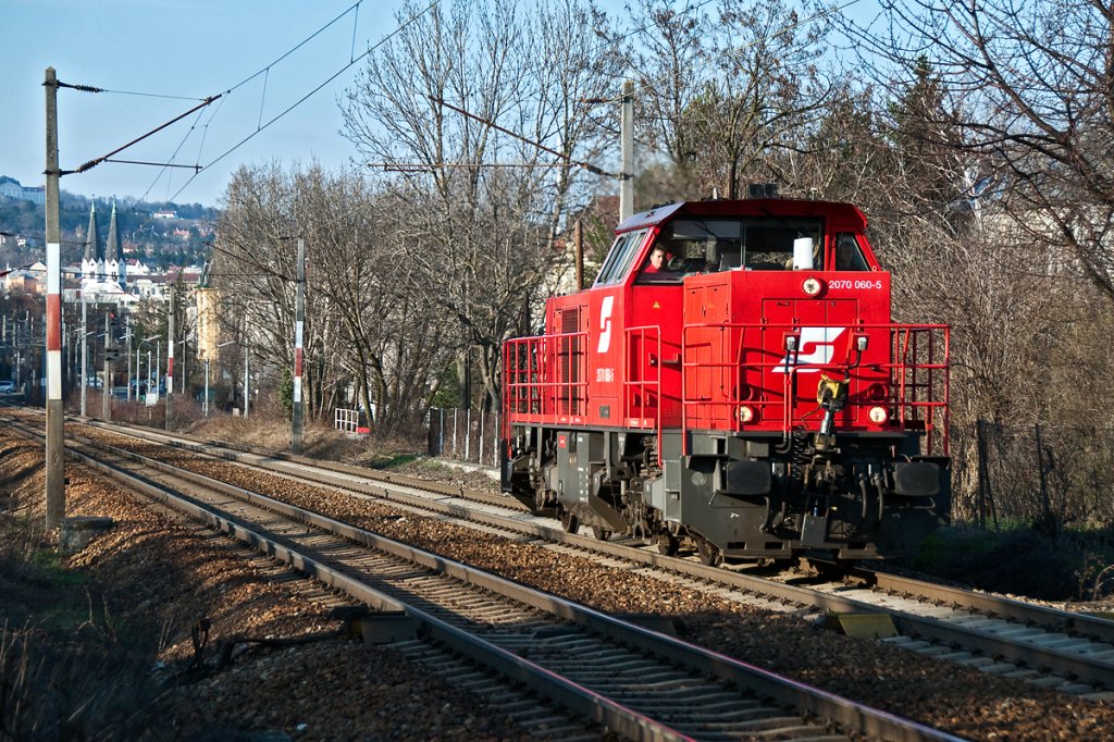 2070 060 ist als Lz auf der Verbindungsbahn in Wien unterwegs. Die Aufnahme entstand am 21.03.2011 zwischen Htteldorf und Speising.