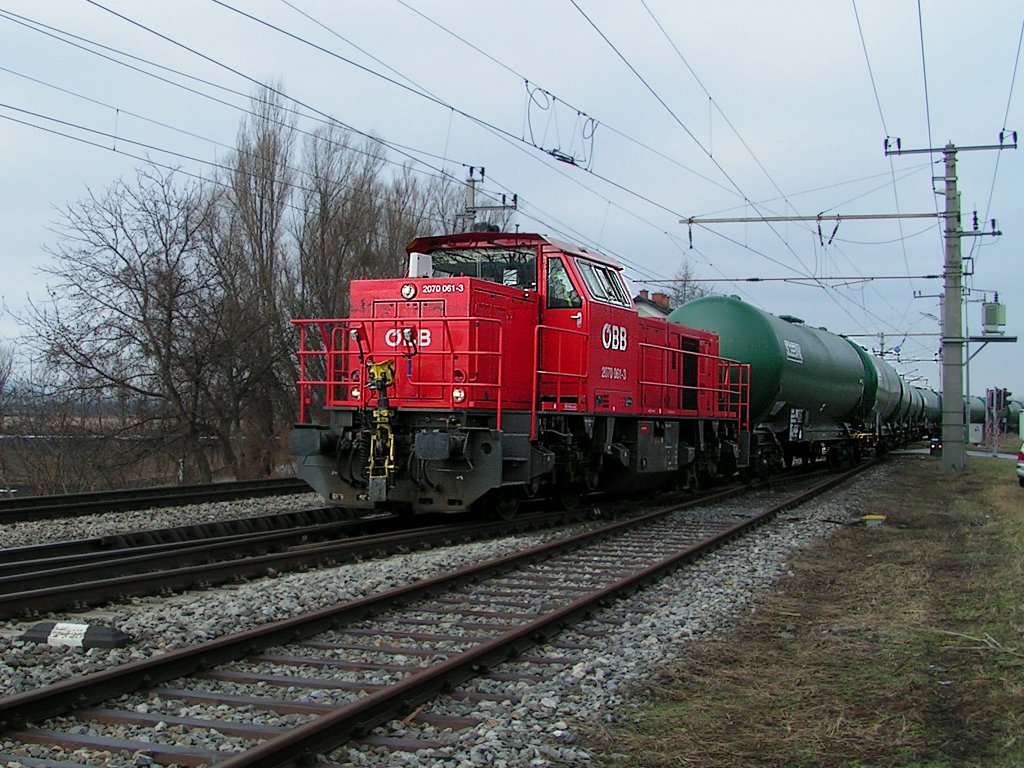 2070 061-3 zieht einen Kesselwagenzug Richtung Bahnhof Bruck/Leitha;100223