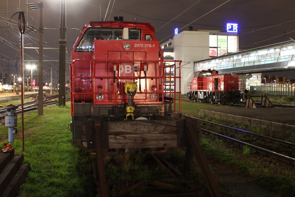2070 076 und 2070 080 zu abendlicher Stunde im Bahnhof Wien Htteldorf (Hf) abgestellt. Das Bild wurde vom Bahnsteigende aufgenommen; am 23.09.2011