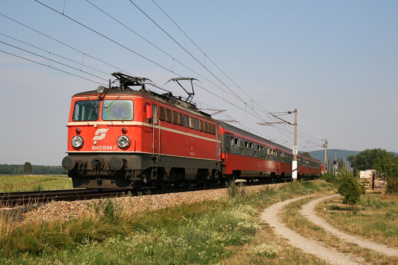 20.7.07 Die FJB war darmals noch ein Tipp fr spektakulre Wagenreihungen, Kamelbuckel waren jeden Tag zu bestaunen. Auch die 1042er waren noch zu Hauf unterwegs. An diesem Tag bespannte die 1042 034 den legendren ER 2116  Silva Nortica  von Wien Franz Josefs Bahnhof nach Ceske Budejovice.