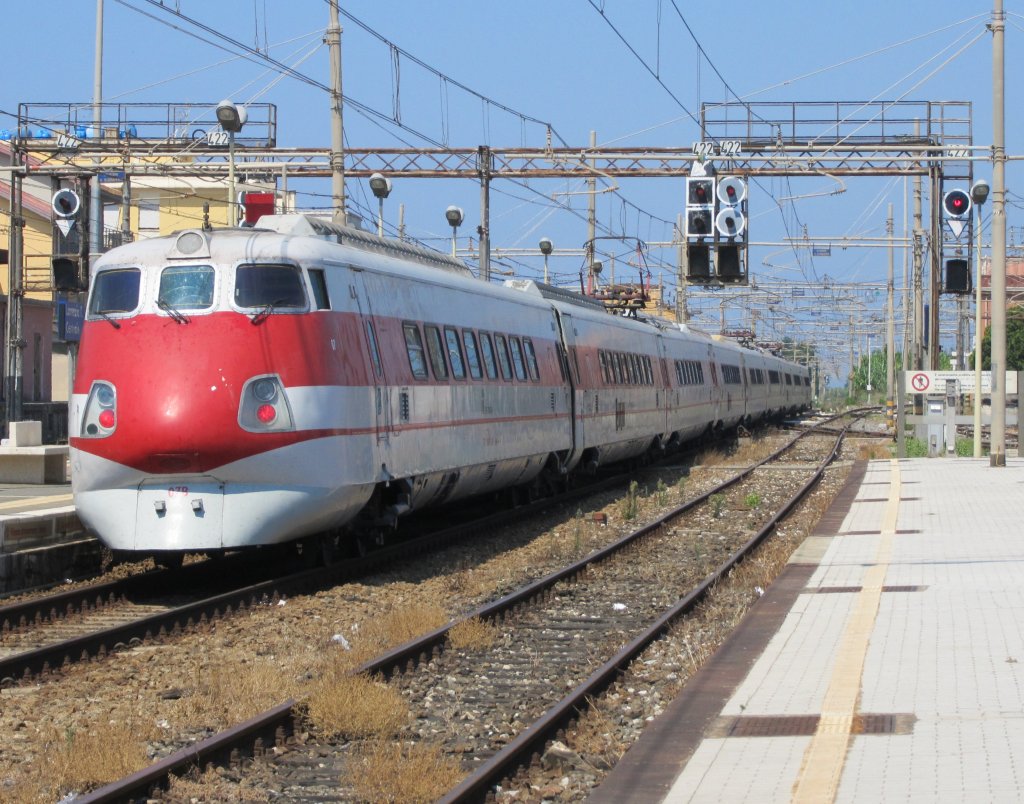 20.8.2012 11:24 FS ETR 450 07 als InterCity von Reggio di Calabria Centrale nach Roma Termini bei der Ausfahrt aus dem Bahnhof Lamezia Terme Centrale .