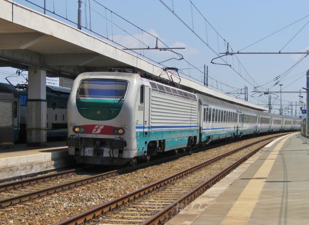 20.8.2012 13:01 FS E 402 119 mit einem IC aus Palermo Centrale nach Roma Termini bei der Einfahrt in den Bahnhof Lamezia Terme Centrale.