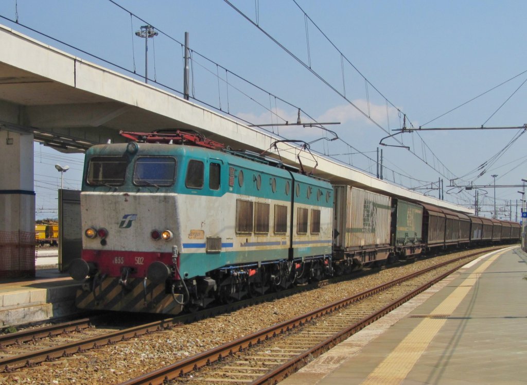 20.8.2012 13:26 FS E 655 502 mit einem Gterzug in Richtung Neapel bei der Durchfahrt durch den Bahnhof Lamezia Terme Centrale. 