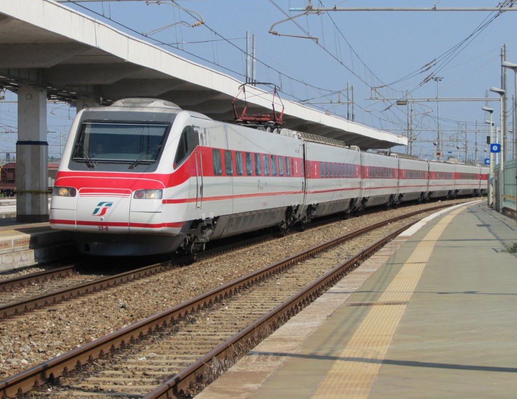 20.8.2012 15:13 FS ETR 460 22 als Eurostar Italia von Reggio di Calabria Centrale nach Roma Termini bei der Einfahrt in den Bahnhof Lamezia Terme Centrale.