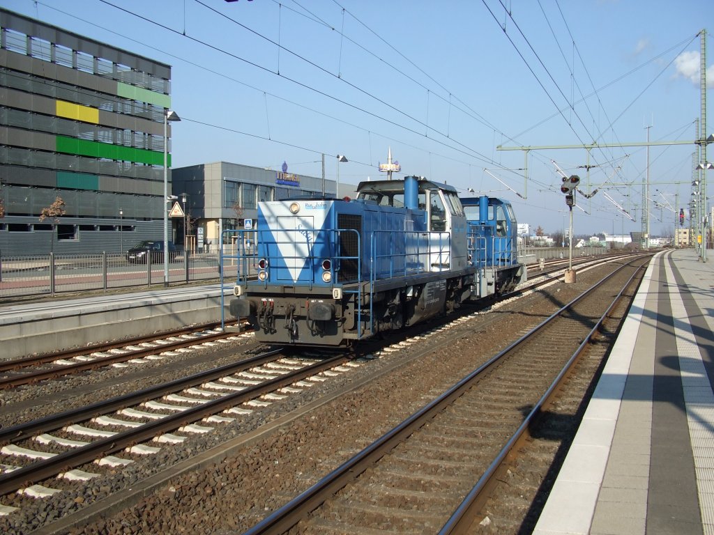209 005-8 der Rurtalbahn fhrt mit einer unbekannten Lok durch Bielefeld. Aufgenommen am 21.02.2011.
