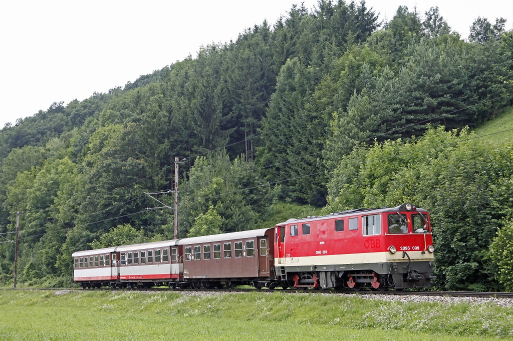 2095 009 ist am 6.07.2013 mit Zug 6804 zwischen Mainburg und Hofstetten-Grnau unterwegs.