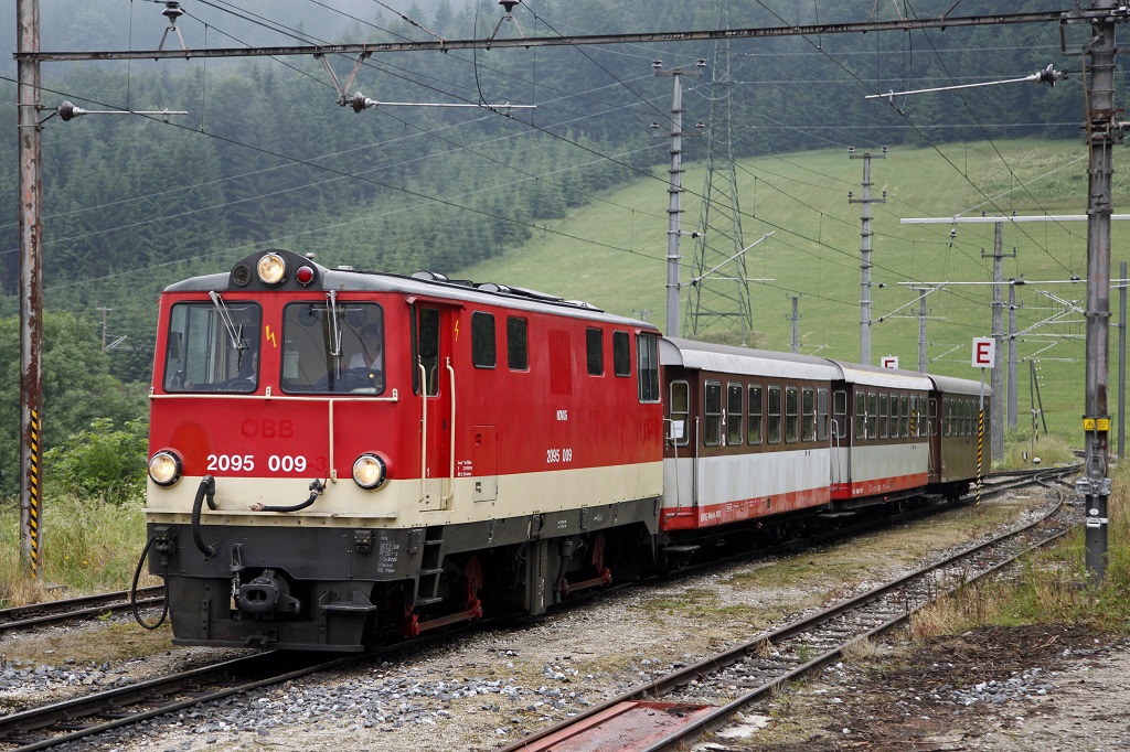 2095 009 fhrt am 6.07.2013 mit Zug 6803 (tscherland) in den Bahnhof Annaberg ein.