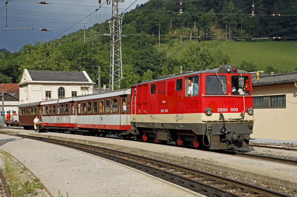 2095 009 hat am 6.07.2013 soeben mit Zug 6815 den Bahnhof Kirchberg an der Pielach erreicht.