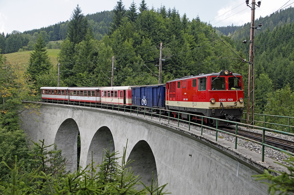 2095 009 mit Zug 6809 am Gsinggraben-Viadukt am 18.07.2013.