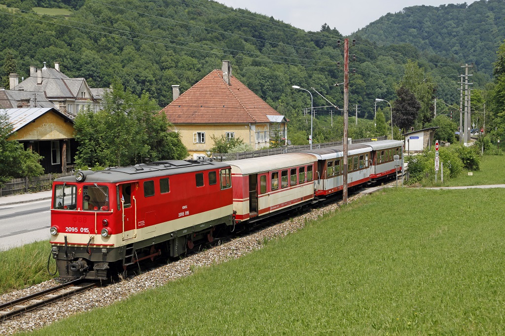 2095 015 hat am 6.07.2013 mit Zug 6813 soeben die Haltestelle Steinklamm durchfahren.