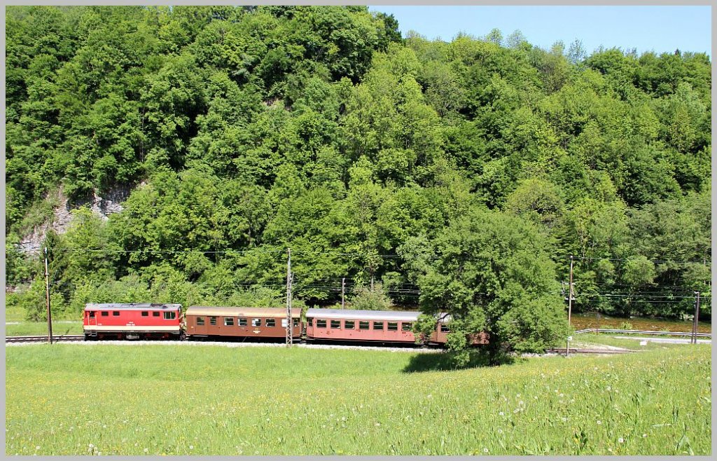2095 015 ist mit R 6809 nchst Loich auf der Fahrt nach Mariazell. 19.5.12 