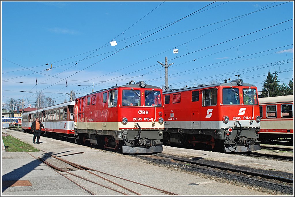 2095-Treffen auf der Alm: Am 1.April 2010 bespannt die 2095 015 den R 6835 nach Laubenbachmhle. Neben ihr zu sehen ist die 2095 011, die an diesem Tag am Alpenbahnhof Rangierdienst hatte.
