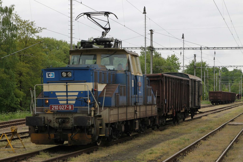 210 027-9 mit Mn 88121 Jaroov nad Nerkou-Vesel nad Lunic auf Bahnhof Jindřichův Hradec am 27-5-2013.