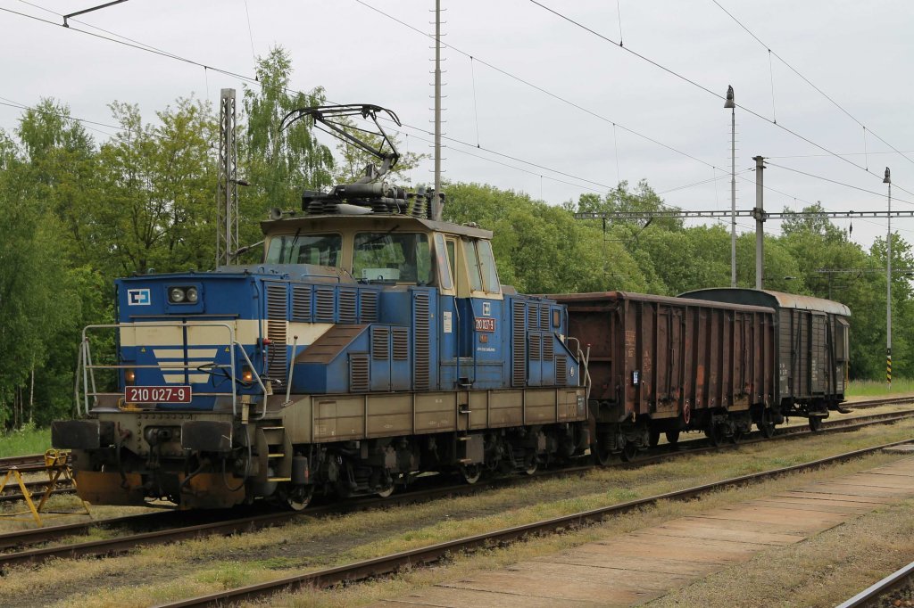 210 027-9 mit Mn 88121 Jaroov nad Nerkou-Vesel nad Lunic auf Bahnhof Jindřichův Hradec am 27-5-2013.