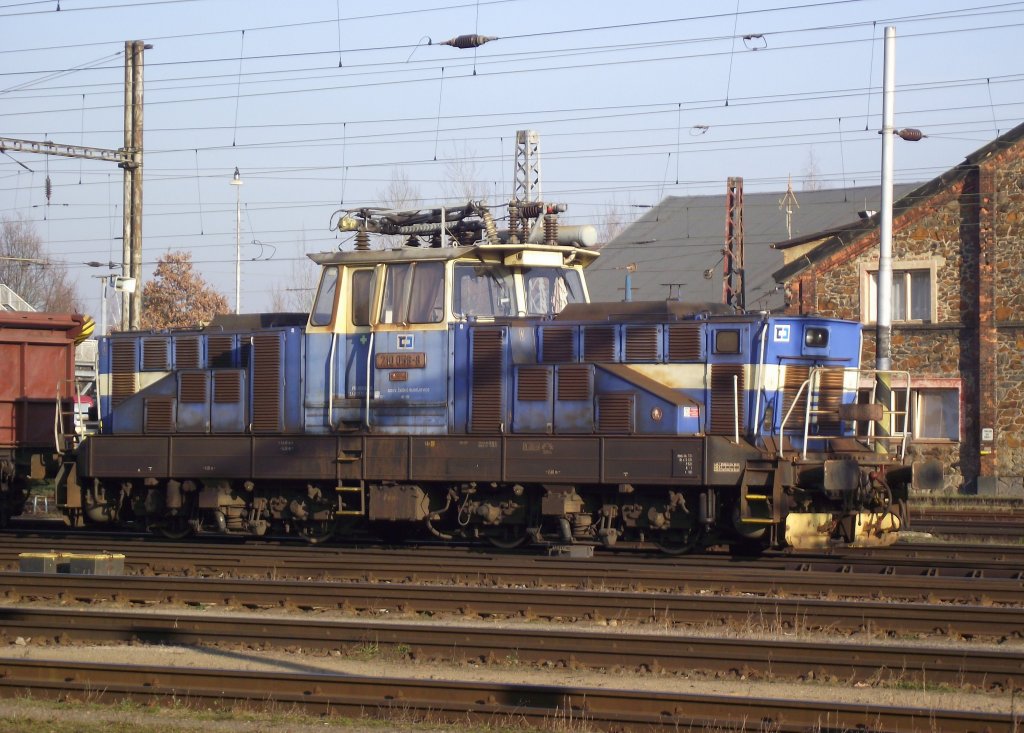 210 056-8 steht am 16. November 2011 im Bahnhof Cheb abgestellt.