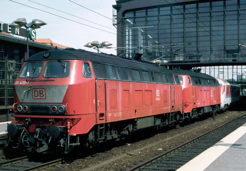 210 432-1 Berlin-Zoo Mai 1997 Zugbereitstellung durch die Umnumerierten 218er
