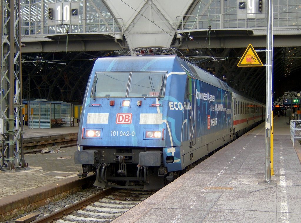 21.02.2012 Leipzig Hbf., 101 042-0 mit IC 2250 Leipzig Hbf - Frankfurt Main Flughafen.