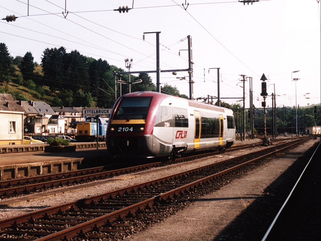 2104 mit RB 3634 Wiltz-Luxembourg auf Bahnhof Ettelbrck am 24-7-2004. Bild und scan: Date Jan de Vries.