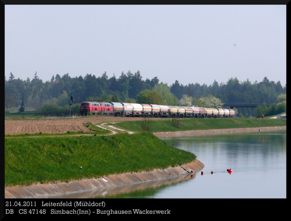 21.04.2011: Zwei 225 bringen den CS 47148 von Simbach nach Burghausen und erreichen in Krze den Bahnhof Mhldorf.