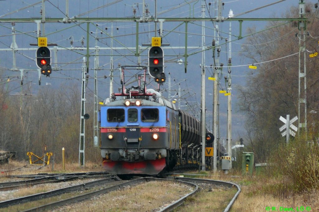 21.05.2009, 10.52 Uhr, Bf. Abisko stra:
Konjunkturbedingt verkehrten Ende Mai 2009 an manchen Tagen nur zwei Erzzugpaare. Die Hinfahrt lie sich dennoch gut an: bei der Anfahrt nach Riksgrnsen mute mein Zug in Abisko stra ca. 15 min auf Kreuzung mit diesem Erzleerzug von Narvik nach Kiruna warten. Es fhrte MTAB Dm3 1209+1234+1210.

