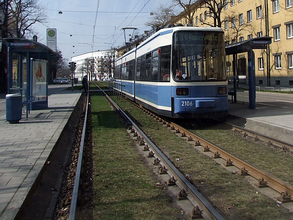 2106 macht als L16 Richtung Romanplatz Halt in der HST-Briefzentrum; (die Gegengarnitur diente als   Fotostandort );110329