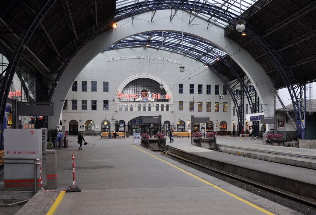 21.07.12 Bf Bergen ; die Bahnsteighalle