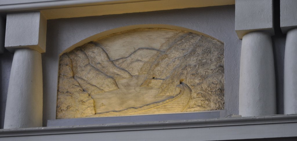 21.07.12 Bf Bergen ; eines der Reliefs (Streckenbilder) in der Schalterhalle