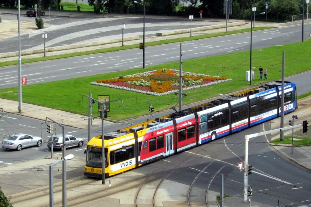 21.08.2011 - Bahn der Dresdener Verkehrsbetriebe mit Werbung fr den Verkehrsverbund Oberelbe VVO