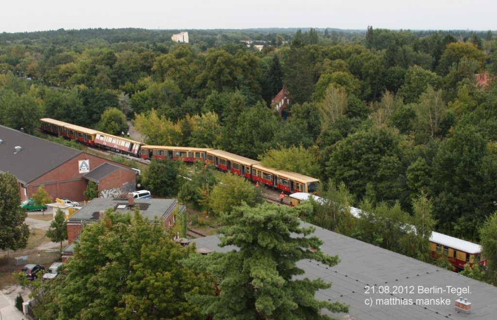 21.08.2012 Berlin-Tegel. Verunglckter S-Bahnzug aus Hochhaus in der Umgebung aufgenommen.