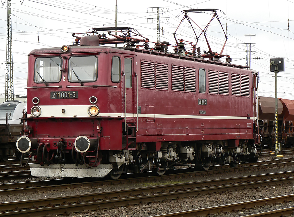 211 001-3 bei der Lokparade in Koblenz Ltzel am 03.04.2010