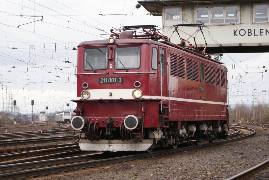 211 001-3 bei der Lokparade in Koblenz Ltzel am 03.04.2010