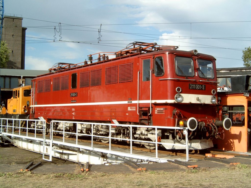 211 001 (E11 001) wird von V23 004 am 30.08.2003 im Bw Wittenberg auf die Bhne geschoben.