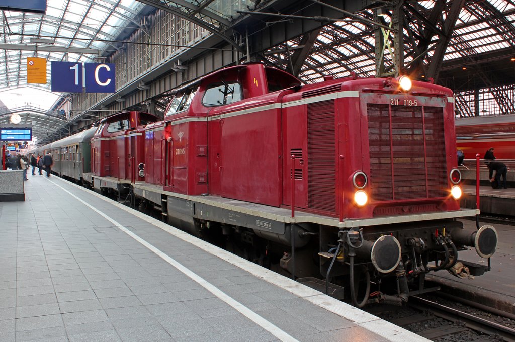 211 019 & 211 054 mit einem Sonderzug nach Vienenburg (Harz) , abfahrbereit auf Gl.1 in Kln Hbf am 01.12.2012