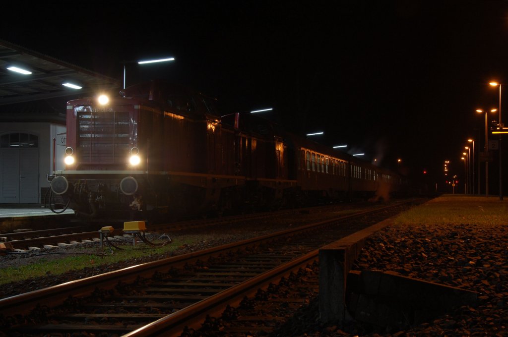 211 019 und 211 054 konnten am Abend des 01.12.2012 mit ihrem Sonderzug vom Weihnachtsmarkt in K�ln zur�ck nach Vienenburg bei einem Zwischenhalt in Ottbergen bildlich festgehalten werden.