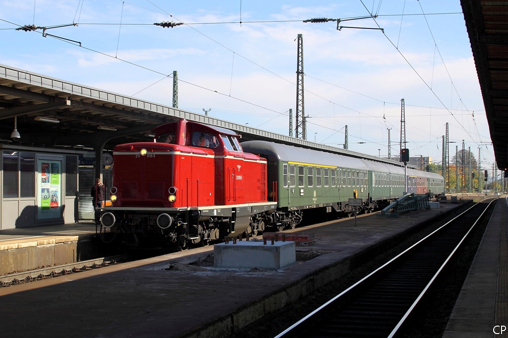 211 019-5 ist am 9.10.2010 mit dem VEV-Sonderzug in Weimar angekommen.