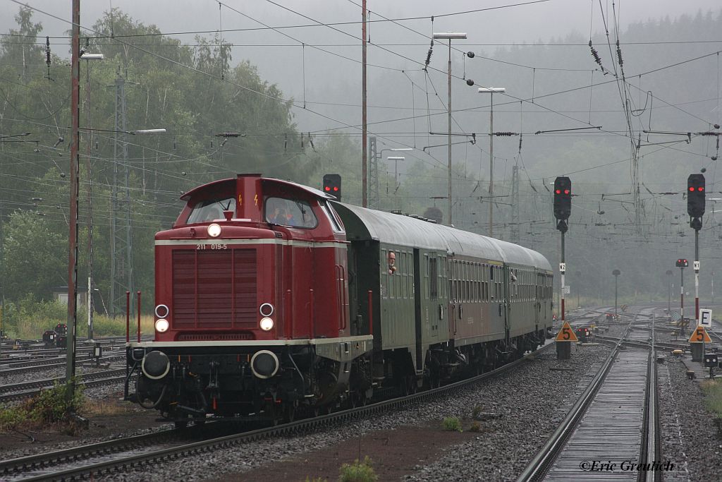 211 019 bei der Einfahrt von Altenbeken am 03.07.2011.