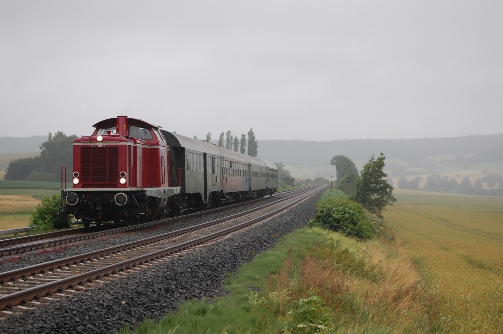 211 019 mit ihrem Sonderzug nach Altenbeken am 03.07.2011 kurz vor Stadtoldendorf