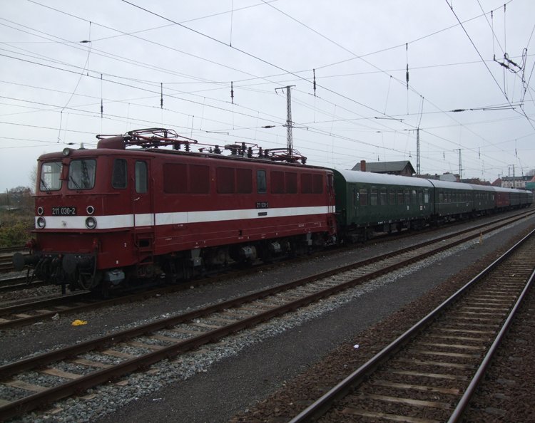 211 030-2 wartet mit ihrem Sonderzug von Stralsund nach Cottbus auf die Abfahrt am Abend im Bahnhof Stralsund.(14.11.09)